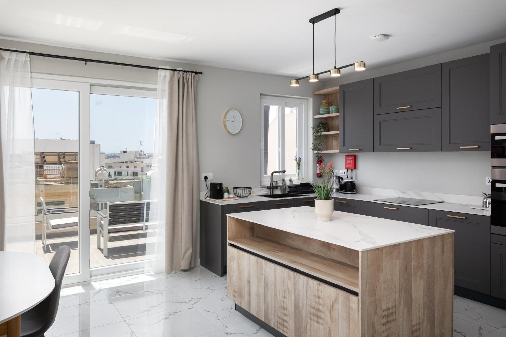 Modern 2Br Cosy Apartment With Large Terrace - Close To Manoel Island & Tigne Shopping Mall Sliema Esterno foto