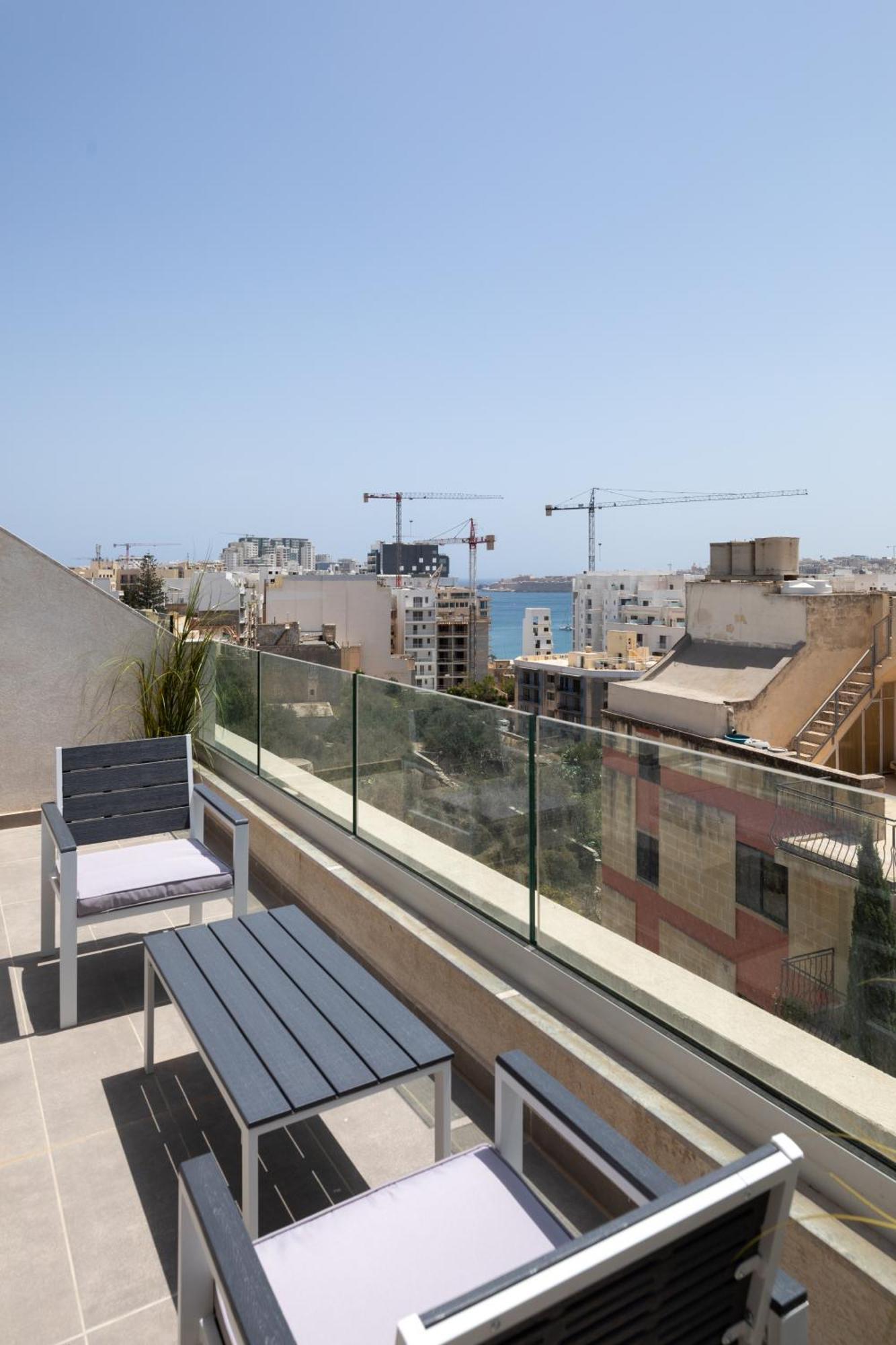Modern 2Br Cosy Apartment With Large Terrace - Close To Manoel Island & Tigne Shopping Mall Sliema Esterno foto